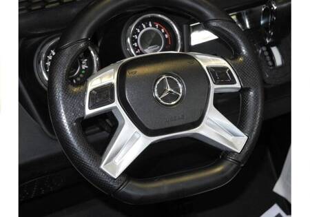 Biały Mercedes Auto na Akumulator Unimog 